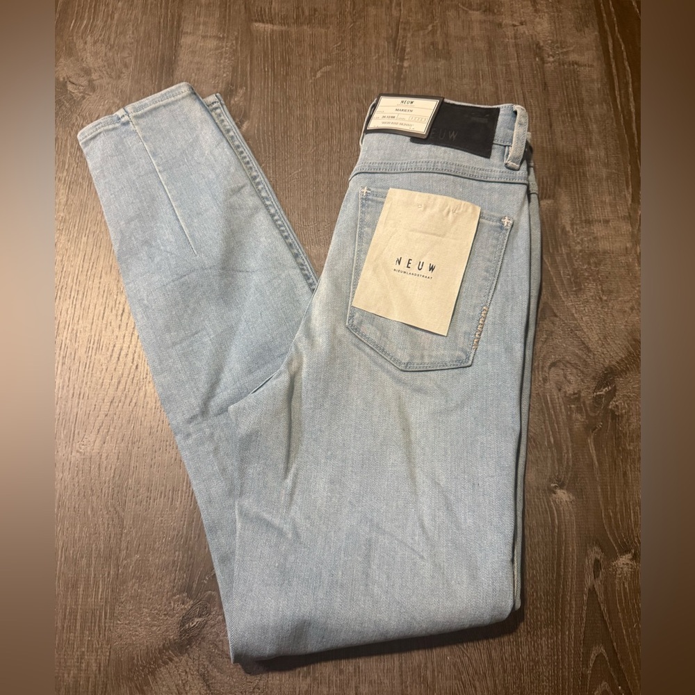 NWT Neuw Marilyn High Rise Skinny in Silk Dust Size 26/8